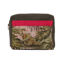 Lade das Bild in den Galerie-Viewer, CARLITOS Kulturtasche Pink Leo