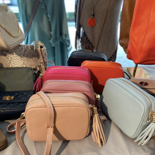 Lade das Bild in den Galerie-Viewer, BORSETTA Quastentasche