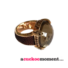 Lade das Bild in den Galerie-Viewer, A CUCKOO MOMENT Manhattan Braun