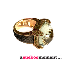 Lade das Bild in den Galerie-Viewer, A CUCKOO MOMENT Manhattan Grün