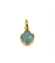 Lade das Bild in den Galerie-Viewer, CHILANGO Anhänger Flower Small Gold Blauer Calzedon
